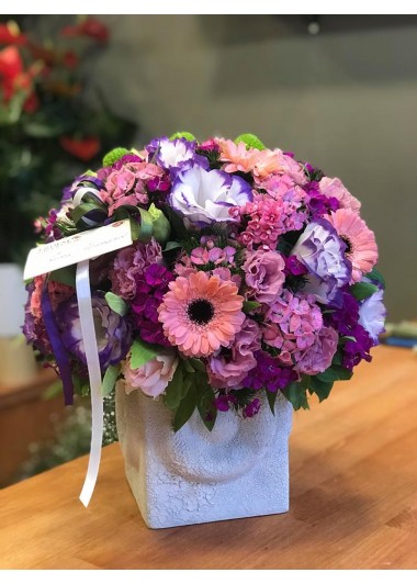 seramik vazoda pembe renkli çiçekler